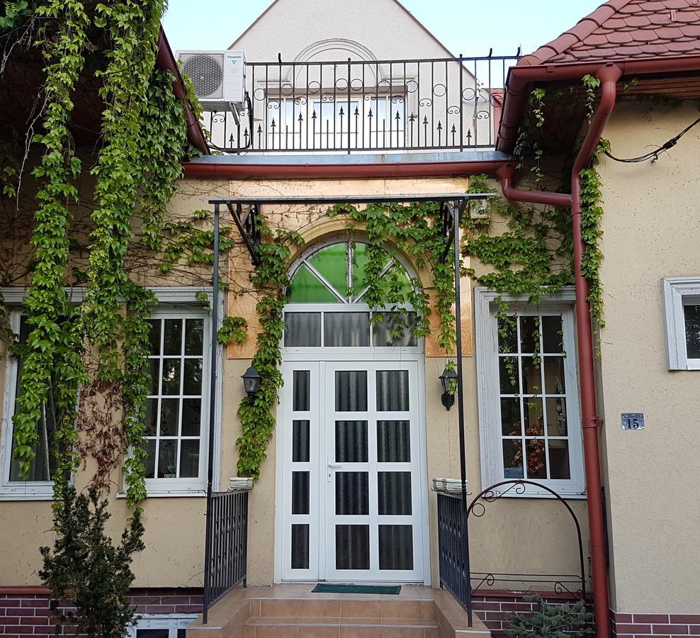 Tulipán Villa Panzió Szolnok Exterior foto